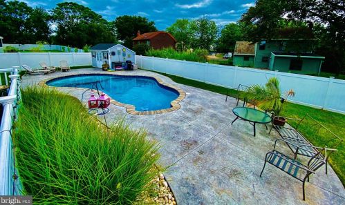 2548 Doral Dr, Camden, NJ 08109-3600