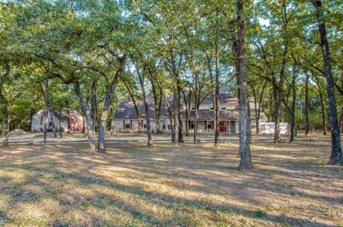 2440 Oak Leaf Trl, Cleburne, TX 76031-7877