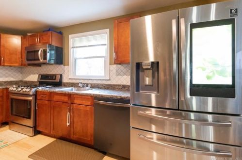 221 Woodland Ave, Bloomfield CT  06002-1357 exterior