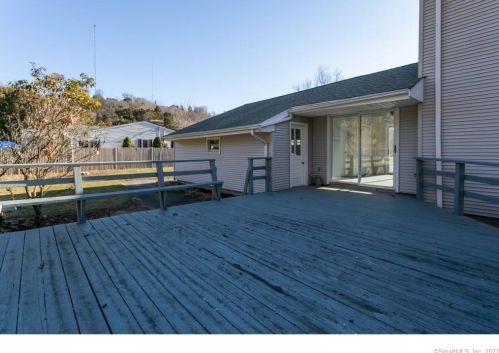 24 Hotchkiss Rd, Farmington CT  06032-2810 exterior