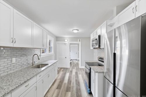 19 Waller Ct, United States Coast Guard Ac CT  06320-5217 exterior