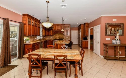 51 Hastings Rd, Dedham MA 02026-5407 exterior