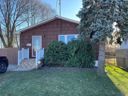 102 Lake Ave, Deer Park, NY 11729-4323