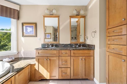 10 Wedgewood Ln, Wapping CT 06074-1580 exterior