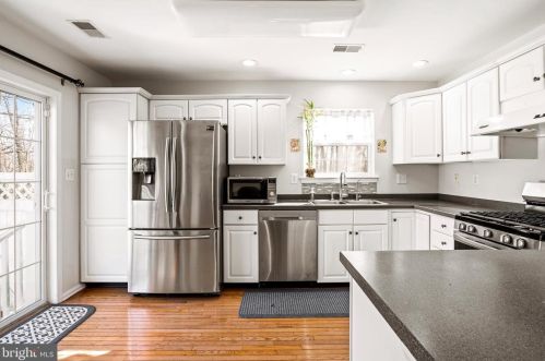 301 Belford Dr, Princeton NJ  08540-9000 exterior