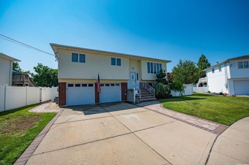 31 Lynn Pl, Bethpage, NY 11714-4336