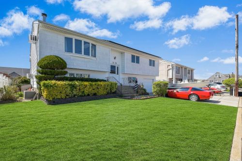 2538 Peconic Ave, Seaford, NY 11783-3436