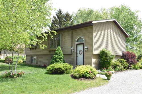 7227 Loomis Rd, Waterford, WI 53185-2144