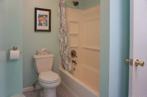 180 Long Hill Rd, Wallingford CT  06492-4934 exterior