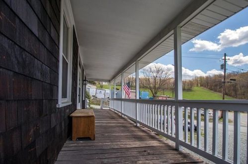 637 Jones Mills Stahlstown Rd, Stahlstown, PA 15687-1235
