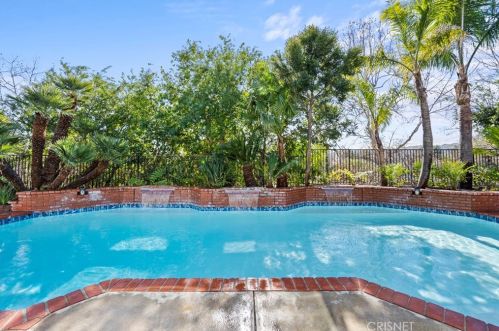 24370 Mornington Dr, Santa Clarita CA  91355-2037 exterior