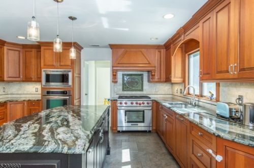 77 Fountain Dr, Skyline Lakes NJ  07456-2406 exterior