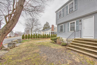 1087 Black Rock Tpke, Fairfield CT  06825-2401 exterior