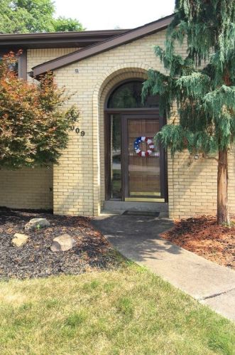 1009 Darcy Dr, Library, PA 15129-8926