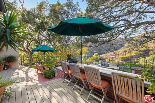 2300 Gardner Pl, Glendale CA 91206 exterior