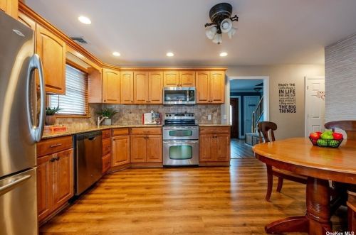 372 5 St, North Lindenhurst NY 11757-1149 exterior