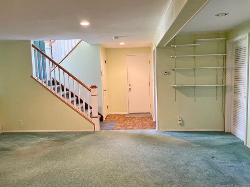 27 Wakeley St, Huntington CT 06484-4511 exterior