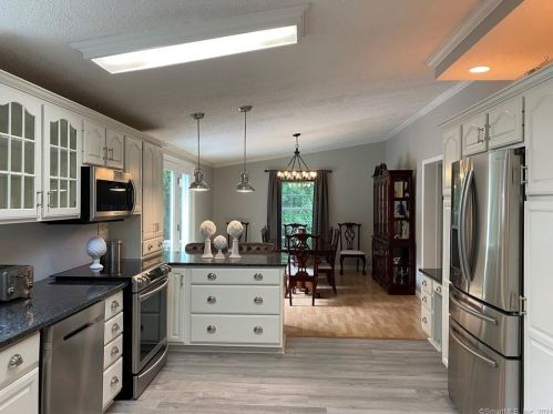 8 Cypress Rd, Uncasville CT  06382-1420 exterior