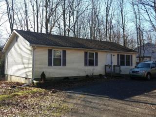 8879 Robinhood Dr, Kunkletown, PA 18058-1748