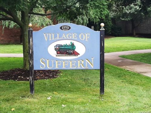 2 Riverside Dr, Airmont NY  10901-5703 exterior