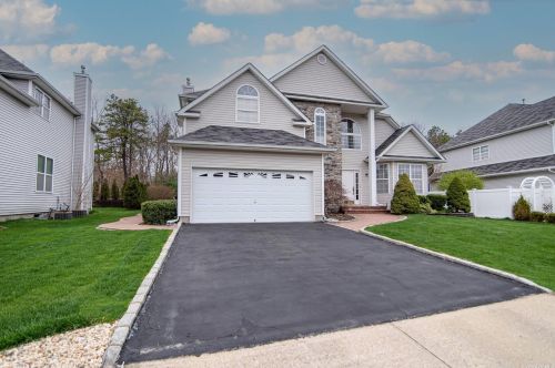46 Peachtree Ct, Holtsville, NY 11742-2536