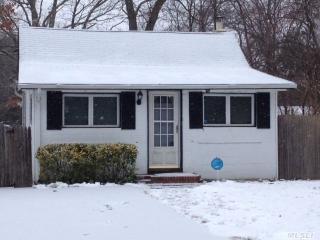 60 Evergreen Dr, Selden, NY 11784-2012