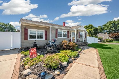 351 Daniel St, North Lindenhurst, NY 11757-3530