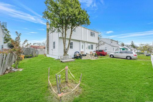 184 Lake Dr, Wheatley Heights, NY 11798-3305
