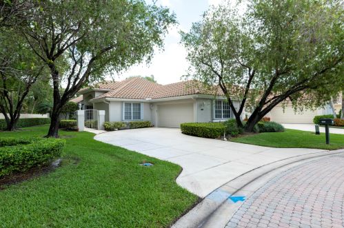 100 Eagleton Ln, West Palm Beach, FL 33418-8052
