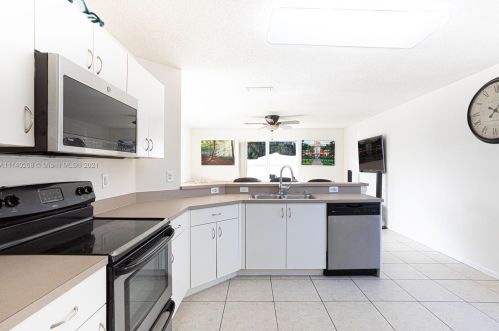 3136 176 Ter, Hollywood FL 33029-5556 exterior