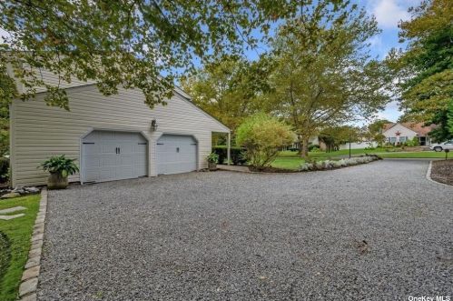 2 Farmington Ct, Huntington Station, NY 11746-2700