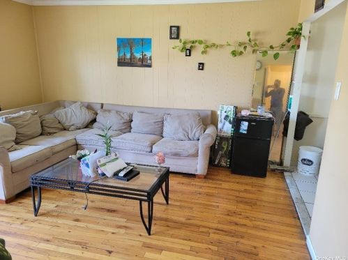 508 Dryden St, Westbury, NY 11590-4409