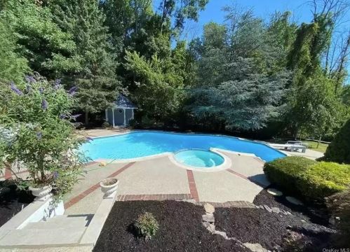 21 Orchard Cir, Airmont, NY 10901-3411