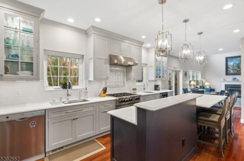 2 York Dr, Princeton NJ  08540-7939 exterior