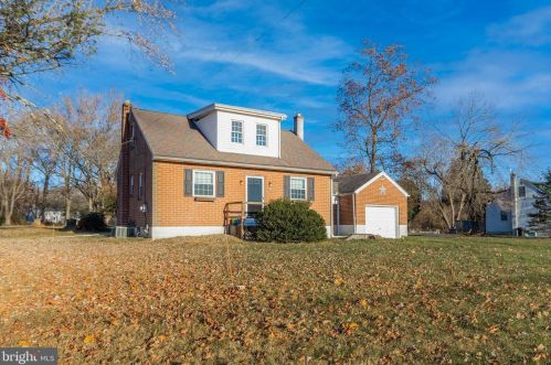 4425 Garnet Mine Rd, Boothwyn, PA 19061-2052