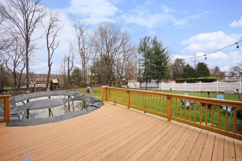 80 Friendly Rd, Mahopac NY  10541-1922 exterior