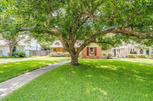 3805 Hilltop Rd, Fort Worth, TX 76109-2716