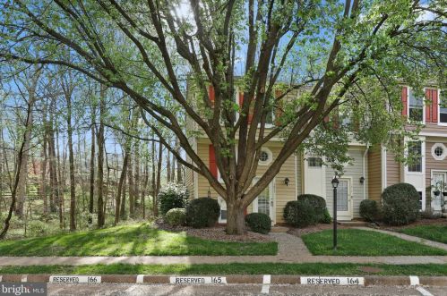 1611 Fieldthorn Dr, Herndon, VA 20194-1595