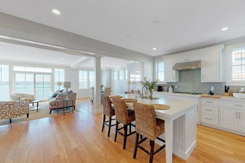 139 Leeshore Ln, Tiverton, RI 02878-4269