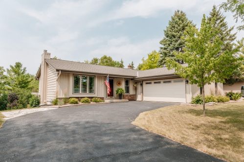 828 Briar Hill Dr, Waukesha, WI 53188-2754