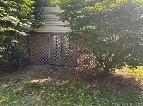 15 Lena Dr, Uncasville CT  06382-1405 exterior