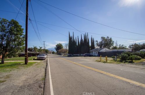 1591 Persimmon St, Rialto CA  92377-4190 exterior