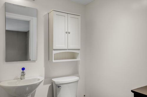 6 Louisburg Sq, Nashua NH  03060-6816 exterior