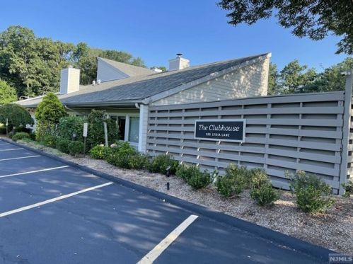 31 Erskine Ct, Mahwah NJ  07430-2014 exterior