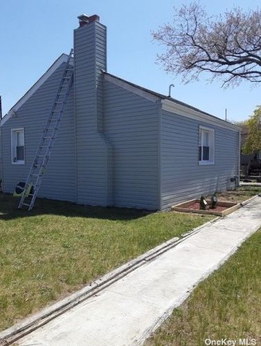 113 Riviera Dr, North Lindenhurst, NY 11757-6726