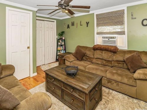 77 Lake St, North Lindenhurst NY  11757-5816 exterior