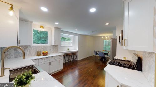 913 Lake Dr, Trenton NJ  08648-4003 exterior