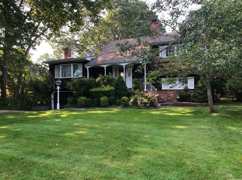 15 David Ct, West Islip, NY 11795-3503