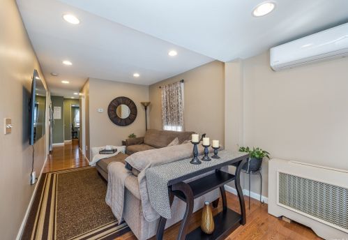 19 3rd Ave, New Hyde Park, NY 11040-5021