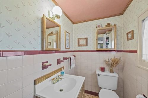 12 Highland Ave, Walden NY  12586-1402 exterior